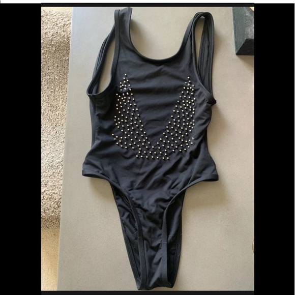 Minimale Animale Studded Onepiece - Picture 2 of 5